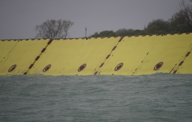 지난해 10월 실가동에 돌입한 이탈리아 홍수예방시스템 MOSE(모세). 78개 인공 차단벽은 평상시에는 바닷속에 잠겨있다가 비상시 수면 위로 솟아올라 조수를 막는다./EPA연합뉴스