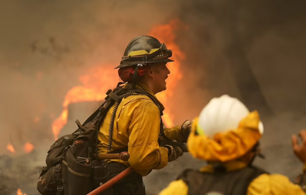 사진 위는 산불 딕시에 불타는 그린빌 마을 가옥, 아래는 산불을 진화하기 위해 목숨을 걸고 안간힘을 쓰는 소방관의 모습. 로이터 연합뉴스