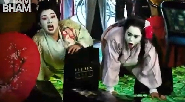 인력거가 도착한 곳은 다름 아닌 아이비 아시아 첼시 지점. 잔뜩 흥분한 게이샤들은 서로 먼저 들어가겠다고 문 앞에서 실랑이를 벌였다. 그러다 인력거 노인에게 등을 떠밀려 게이샤들은 우당탕 식당 안으로 나자빠졌다.