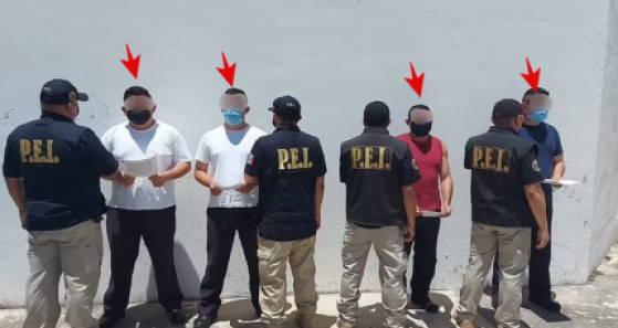 ‘의심스럽다’는 이유 만으로 20대 청년을 순찰차에 태운 뒤 강간과 폭행을 저지른 멕시코 경찰 4명(화살표)가 체포돼 조사를 받고 있다