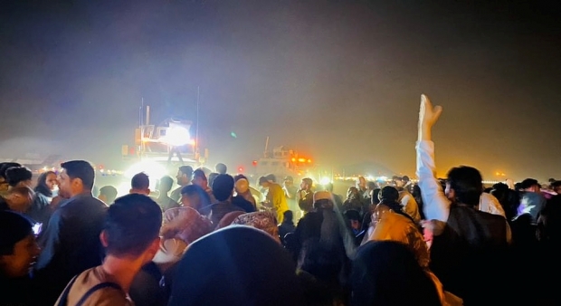 아프가니스탄 현지시간으로 15일 탈레반을 피해 국외로 피신하려는 사람들 수천 명이 하미드카르자이국제공항(카불국제공항)으로 몰려들었다.