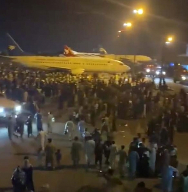 아프가니스탄 현지시간으로 15일 탈레반을 피해 국외로 피신하려는 사람들 수천 명이 하미드카르자이국제공항(카불국제공항)으로 몰려들었다.