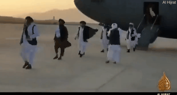 탈레반 공동설립자 압둘 가니 바라다르가 20여 년 만에 아프가니스탄으로 돌아오자 환호하는 탈레반 전사들