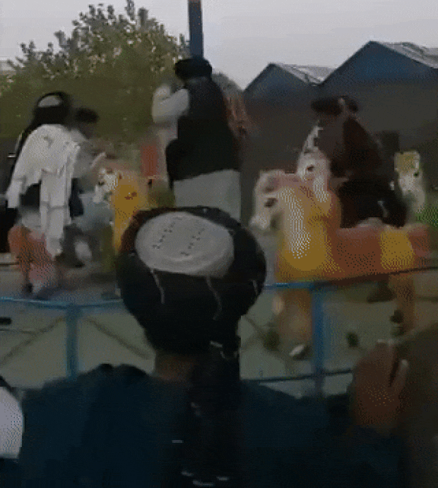 인권운동가 이에테샴은 탈레반이 셰베르간을 정복한 후 우상 숭배를 금지한 이슬람율법 샤리아에 따라 놀이공원에 불을 질렀다고 설명했다. 며칠 전 놀이공원에서 소총을 든 채 범퍼카와 회전목마 등을 즐기던 것과는 상반된 모습이다. ABP뉴스는 탈레반이 불탄 놀이공원 내 동상을 문제 삼은 것 같다고 전했다.