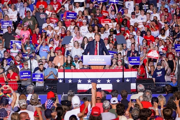 21일 미국 앨라배마주 컬먼에서 열린 지지자 집회에서 도널드 트럼프 전 대통령이 연설을 하고 있다./로이터 연합뉴스