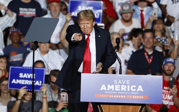 21일 미국 앨라배마주 컬먼에서 열린 지지자 집회에서 도널드 트럼프 전 대통령이 연설을 하고 있다./EPA 연합뉴스