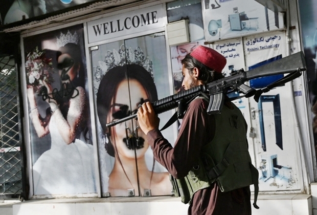 덧칠로 가려진 여성 모델의 얼굴 - 탈레반이 아프가니스탄 전역을 장악한 가운데 18일(현지시간) 수도 카불의 한 미용실 외벽에 걸려 있는 화보 속 여성 모델의 얼굴이 검은색 스프레이로 덧칠돼 가려져 있다. 2021.8.18. AFP 연합뉴스
