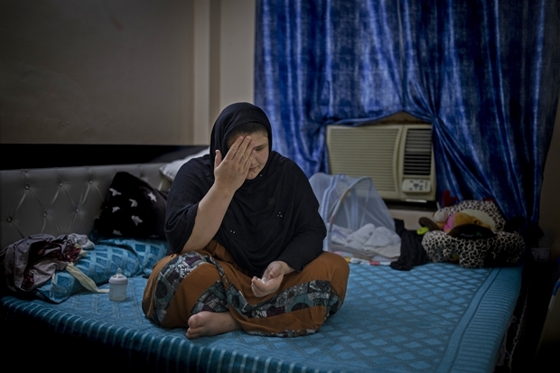 전직 아프간 경찰 카테라 하시미가 13일 인도 뉴델리의 숙소에서 언론 인터뷰 중이다. 그녀는 지난해 10월 퇴근길에 탈레반 공격을 받았다. 탈레반은 총을 맞고 쓰러진 그녀의 머리카락을 잡고 칼을 뽑아 눈을 도려냈다. 하시미는 사건 직후 생명의 위협을 느껴 남편과 함께 인도로 망명했다./AP연합뉴스