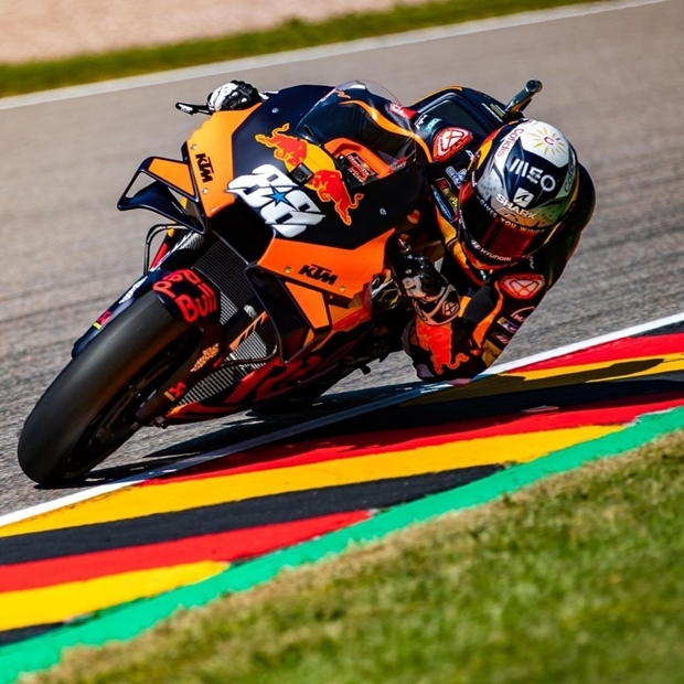 포르투갈 남부 알마다 출신인 올리베이라는 전직 모터사이클 레이서였던 아버지 뒤를 따라 선수가 됐다. 9살 때 처음으로 전국 대회에 출전했고, 2005년 포르투갈 미니GP에서 첫 우승을 따냈다. 2015년에는 이탈리아 모토GP 월드챔피언십에서 포르투갈 선수 최초로 우승컵을 거머쥐며 스타 레이서로 발돋움했다./사진=미겔 올리베이라 인스타그램