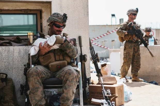 아프가니스탄에서 미국인 및 허가받은 외국인의 구조를 위해 투입된 미군이 아프간 아기들을 안아 돌보고 있다. AFP 연합뉴스