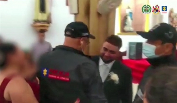 현지 경찰에 체포되는 마약조직 고위 간부의 모습.(사진=콜롬비아 검찰청/트위터)