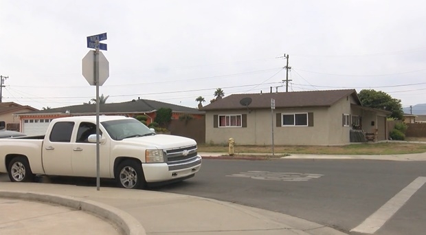 21일 밤 9시 40분쯤, 미국 캘리포니아주 샌타바버라카운티 과달루페시 경찰은 시 주요도로에서 흉악 범죄로 체포영장이 떨어진 지명수배자를 목격했다. 자칫 흉악범을 놓칠 수도 있는 아슬아슬한 상황이 되자 경찰은 즉각 용의자 체포에 나섰다. 경찰관 중 한 명은 총을 빼들고 용의자를 조준했다.