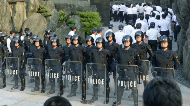 일본 최악의 야쿠자 집단으로 꼽히는 구도카이를 이끌었던 총재 노무라 사토루(74)가 4건의 혐의가 유죄로 인정돼 사형을 선고받았다. 이는 일본 역사상 야쿠자 집단의 두목이 사형을 선고받은 최초의 사례다. 사진은 노무라 사토루 체포 당시 현장.