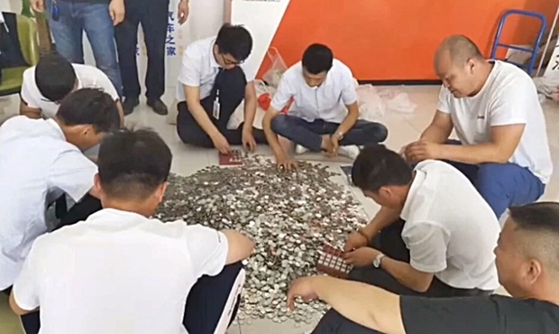 중국에서는 아직도 물건값을 모두 동전으로 치르는 사례가 심심찮게 나온다. 2019년 사업가로 알려진 한 남성은 자동차 대금 일부인 13만 위안, 약 2300만 원을 모두 동전으로 계산했다.