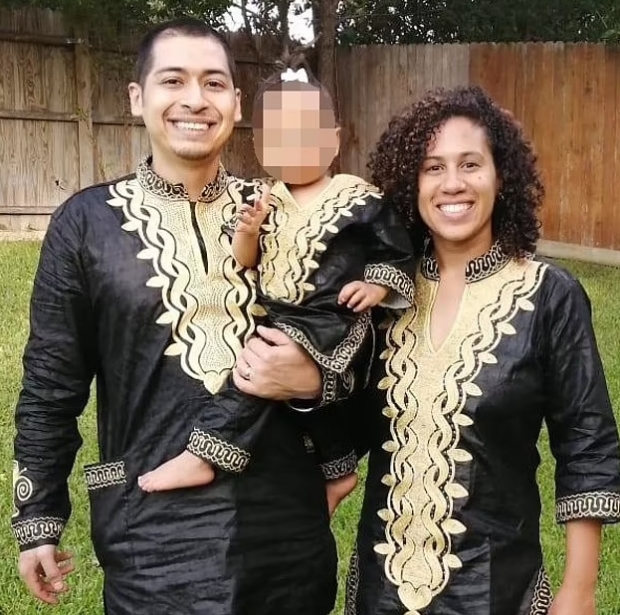 둘째 아이의 출산을 일주일도 채 남겨놓지 않은 상황에서 코로나19 증상이 악화됐고, 결국 출산 이틀 후 사망한 미국의 30대 여성. 남편 및 큰 딸과 찍은 사진.