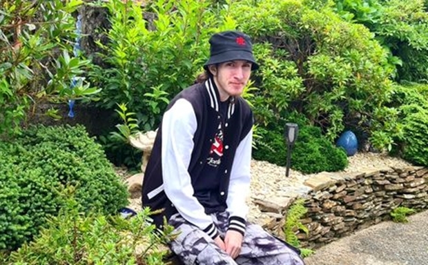 영국 데번주에 사는 올리 베닝(17)은 자폐증 때문에 학교에서 늘 괴롭힘을 당했다. 소년은 “학교에서 심한 따돌림을 당했다. 어느 순간 따돌림에 익숙해져 무기력하게 괴롭힘을 기다리는 나를 발견했다. 스스로를 곤경에 빠뜨린 것이었다. 내 삶이 싫었다. 실패자가 된 것 같았다”고 털어놨다.