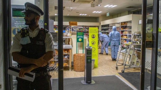 전문가들의 정밀 조사를 진행 중인 런던의 슈퍼마켓 3곳 중 한 곳