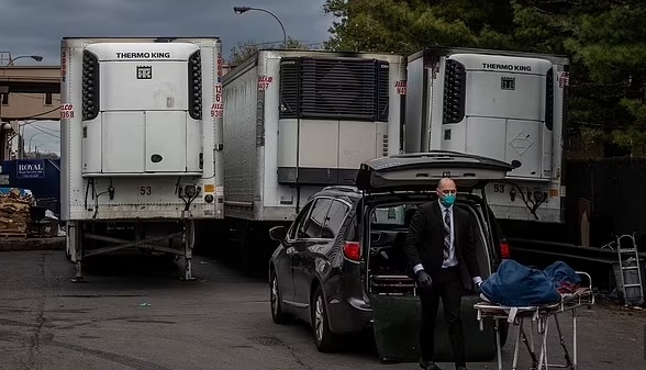 코로나19 확진자와 사망자가 급증하는 미국 플로리다에 시신을 보관할 만한 영안실이 부족해지자 ‘이동용 영안실’이 동원됐다. 로이터 연합뉴스