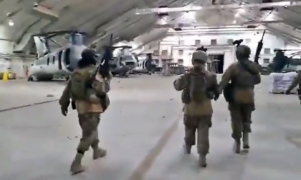 탈레반은 “미 침략군이 아프가니스탄을 떠난 후 우리는 카불 공항을 완전히 장악했다. 아프가니스탄 이슬람 에미리트군이 카불 공항으로 진입했다. 알라는 위대하다”며 관련 영상을 공개했다. 탈레반이 진입한 카불 공항 격납고에는 버려진 항공기와 물품이 어지럽게 널려 있었다.