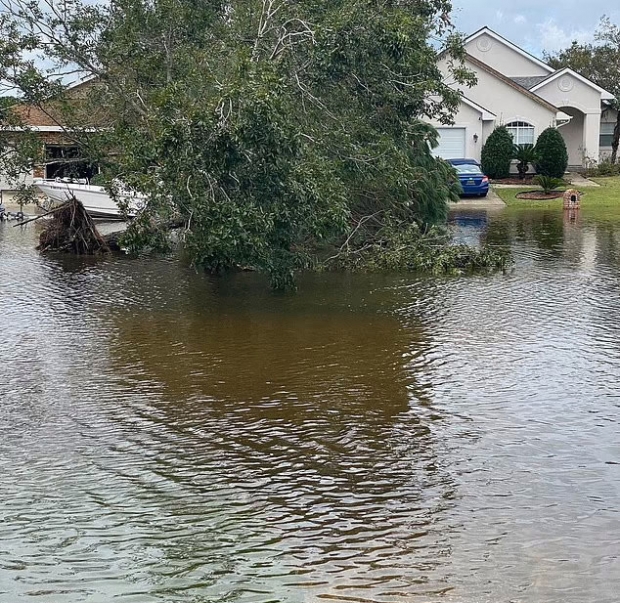 이날 슬라이델 마을에서는 적어도 15명의 마을 주민이 홍수 피해로 고립돼 옥상에 있다가 구조됐다.(사진=인스타그램)