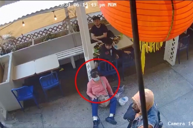 지난 5월 31일 미국 뉴욕 맨해튼 차이나타운에서 흑인 남성의 묻지마 공격을 받고 정신을 잃은 55세 아시아계 여성