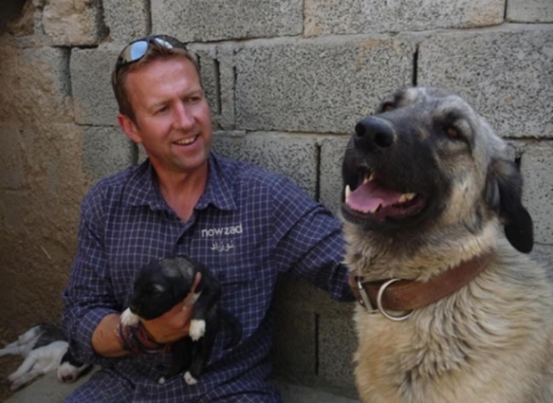 전세기로 개와 고양이를 전세기로 구조하는데 성공한 폴 파딩의 모습