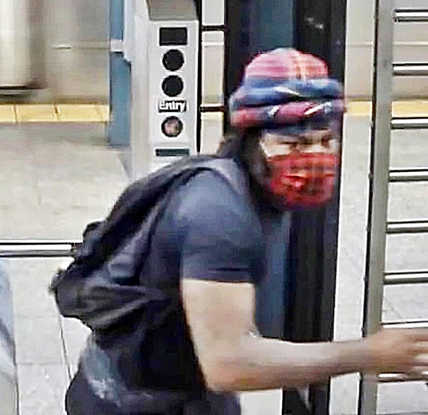 현지언론은 경찰이 배포한 수배 전단을 토대로 나이 30대, 키 180㎝, 몸무게 80㎏에 수염을 기르고 터번을 두른 남성을 보면 제보하라고 독려했다.