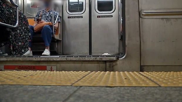 지난달 30일, 뉴욕 맨해튼 첼시 28번가에 도착한 열차 안에서 여대생 한 명이 황급히 뛰쳐나왔다. 그 뒤로 건장한 체격의 남성 한 명이 여대생을 따라 내렸다.