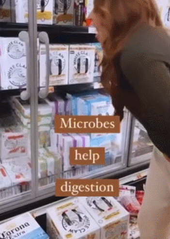 지난 8일 콜로라도주의 한 여성이 코로나19 팬데믹이 거짓이라는 것을 증명하겠다며 마트에서 손잡이 등을 핥고 이를 촬영해 공개했다가 비난에 휩싸였다