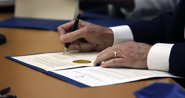 사후 사면에 서명하는 버지니아 주 랄프 로섬 주지사. 사진=AP 연합뉴스