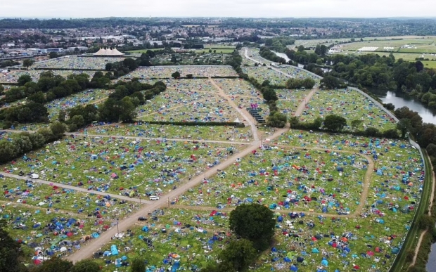 지난달 29일부터 3일간 영국 버크셔주 레닝에서 열린 유명 축제인 레닝 페스티벌이 끝난 뒤, 축제 참가자들이 버리고 간 수많은 텐트와 캠핑용 의자, 플라스틱 쓰레기 등. 로이터 연합뉴스