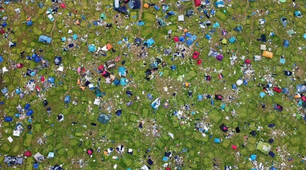 지난달 29일부터 3일간 영국 버크셔주 레닝에서 열린 유명 축제인 레닝 페스티벌이 끝난 뒤, 축제 참가자들이 버리고 간 수많은 텐트와 캠핑용 의자, 플라스틱 쓰레기 등.