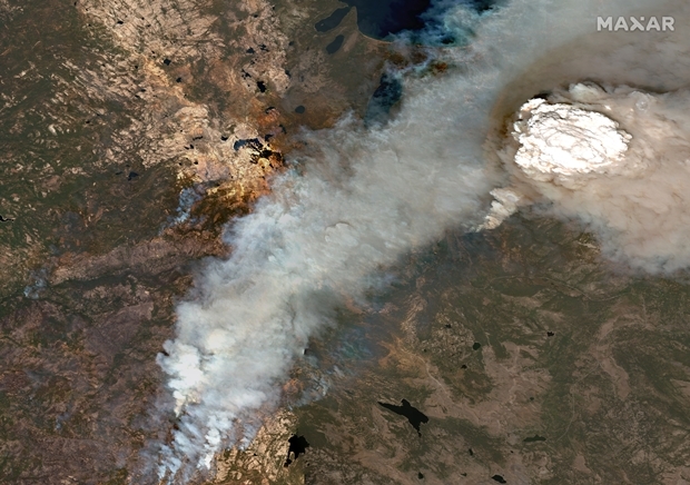 2일 미국 민간위성업체 맥사 테크놀로지가 제공한 위성 사진. 8월 31일 위성으로 본 캘리포니아 사우스레이크타호는 강풍과 건조한 날씨 탓에 불길이 계속 번지고 있다. 네바다 고산지대까지 위험한 상황./AP연합뉴스