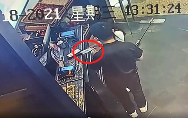 혹시나 하는 마음에 주변 식당을 수소문한 결과, 주인은 여러 가게가 비슷한 피해를 봤다는 걸 알아냈다. CCTV 화면을 서로 비교해 보니 역시나 동일한 남녀의 소행이었다.