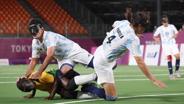 4일 도쿄 아오미 얼반 스포츠파크에서 열린 5인제 축구 결승전에서 브라질과 아르헨티나 선수들이 골 다툼을 벌이고 있다./로이터 연합뉴스