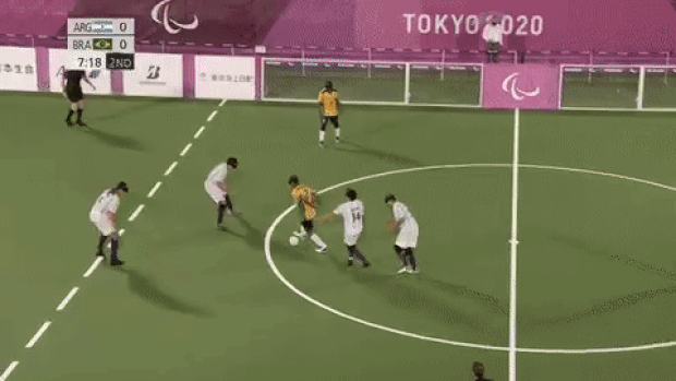 4일 도쿄 아오미 얼반 스포츠파크에서 열린 5인제 축구 결승전에서 브라질 라이문도 멘데스 선수가 정확한 왼발 슈팅으로 득점을 내며 대표팀을 승리로 이끌었다./도쿄패럴림픽조직위원회
