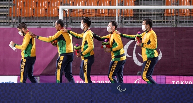 패럴림픽 5인제 축구 5연패를 달성한 브라질 대표팀 선수들이 앞 선수의 어깨에 의지에 시상대를 빠져나가고 있다./AFP 연합뉴스