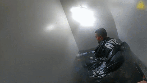 5일 뉴욕시경(NYPD)이 공개한 경찰 보디캠 영상에는 급박했던 당시 상황이 담겨 있다. 영상을 보면 현장에 출동한 경찰 2명은 물바다가 된 지하방으로 진입, 일가족 구조를 시도한다. 제대로 걷기 어려울 만큼 불어난 물에 잠수도 해보지만, 시야가 확보되지 않아 별 성과는 거두지 못하는 모습이다.