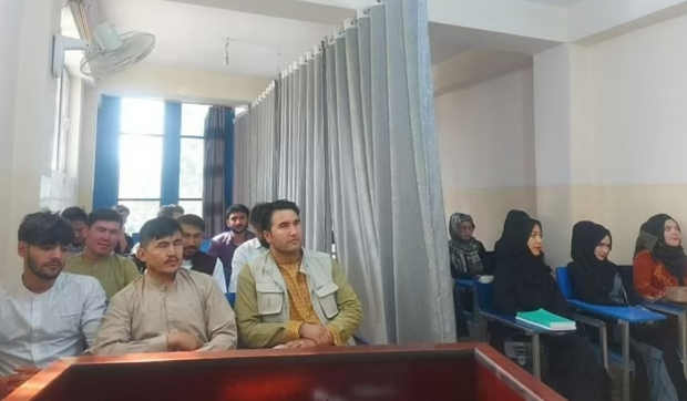 아프가니스탄의 각 대학이 상부로부터 내려온 지침에 따라 강의실 내에 커튼을 설치하고, 남학생과 여학생을 구분지은 채 가을학기 수업을 시작했다. 사진=카불의 아비센나대학. 로이터 연합뉴스