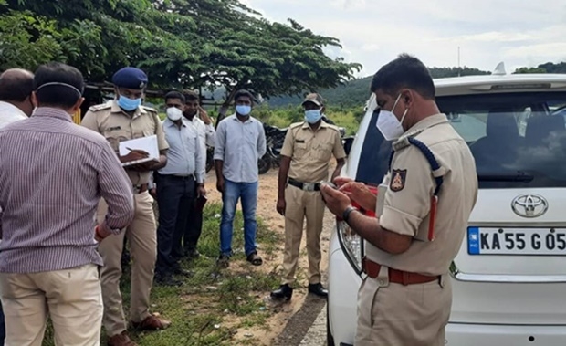 지난달 말 인도 카르나타카주에서 발생한 강간살해사건을 조사 중인 경찰./타임스오브인디아