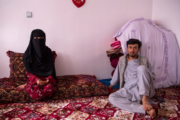 성인 남성과 조혼한 아프가니스탄 소녀(왼쪽) 자료사진