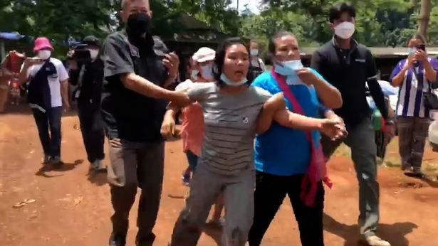 태국의 한 40대 남성이 친구의 어린 딸(생후 23개월)을 숲의 정령에게 제물로 바친다며 납치했다 경찰에 체포됐다. 현지 경찰은 실종신고가 접수된 지 3일 만에 집 인근 숲의 동굴에서 실종 아동(사진)을 찾아 병원으로 이송했다.사진은 딸을 찾았다는 소식을 접한 어머니의 모습.