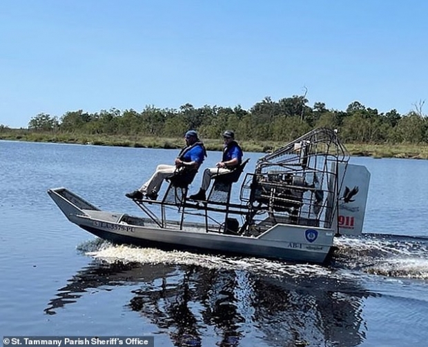 마을 곳곳에서 설치한 포획 틀을 확인하려 다니는 악어 포획 전문가들의 모습.(사진=세인트 태머니 교구 보안관 사무소) 