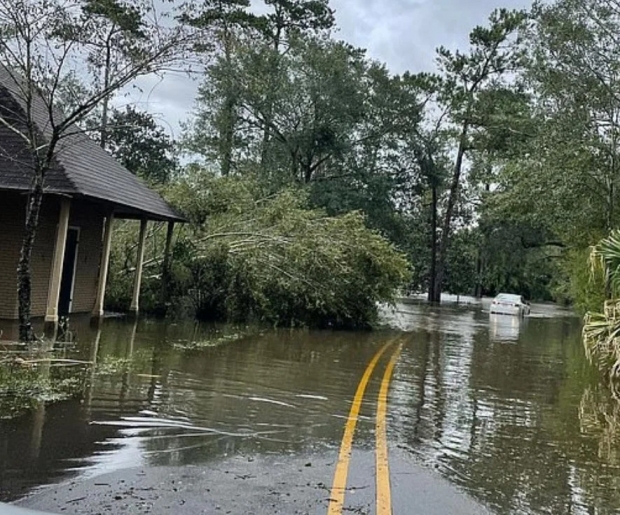 허리케인 아이다의 영향으로 홍수 피해를 입은 슬라이델 마을의 한 거리 모습.(사진=인스타그램)