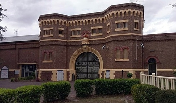 12일 경찰에 자수한 다코 데식(64)은 1992년 8월 1일 뉴사우스웨일스주 그라프턴 교도소를 탈옥했다. 1991년 대마 재배 혐의로 체포돼 3년6개월 형을 선고받고 복역한지 13개월 만이었다.