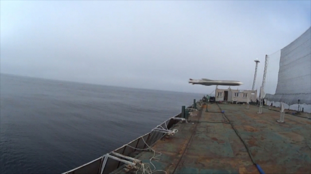 국내 개발된 초음속 순항미사일은 공개된 영상에서 바지선에 그물로 표현된 가상표적의 하단부를 정확히 뚫고 비행하는 모습을 보여주었다. 사진=국방부