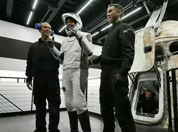 약 2억 달러(2357억 원)를 내고 우주선에 몸을 실은 것으로 알려진 신용카드 결제처리업체 시프트4페이먼트 창업자 재러드 아이잭먼(38)은 귀환 직후 “스페이스X 정말 고맙다. 끝내주는 놀이기구였다”는 소감을 밝혔다.