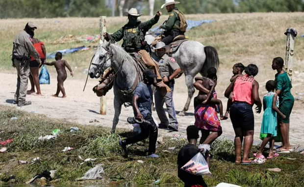 미국 텍사스 국경지역에서 불법 이민자들을 본국으로 돌려보내고 있는 국경순찰대 사진=로이터 연합뉴스