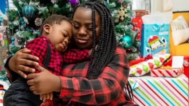 교수 덕에 대학 졸업한 이마니 라마르와 그녀의 아들 크리스토퍼 머피의 모습.(사진=ABC방송 캡처)
