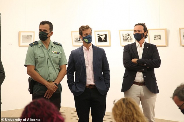 로마금화를 발견한 루이스 렌스(가운데)와 세자르 히메노의 모습.